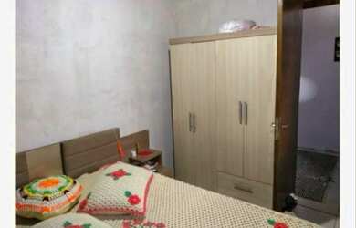 Imagem: A casa possui 3 Dormitórios, 2 Banheiros, 2 Vagas na garagem