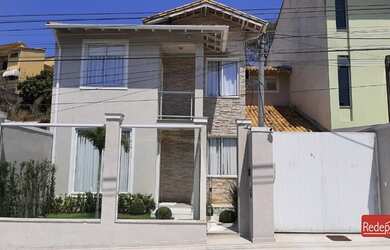 Imagem: A casa possui 4 Dormitórios, 3 Banheiros, 2 Vagas na garagem