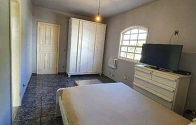 Imagem: A casa possui 4 Dormitórios, 3 Banheiros, 1 Vaga na garagem