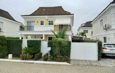 Imagem: A casa em condomínio possui 4 Dormitórios, 5 Banheiros, 3