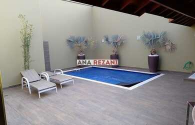 Imagem: A casa possui 3 Dormitórios, 4 Banheiros, 2 Vagas na garagem