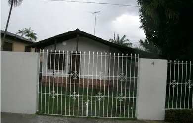 Imagem: A casa possui 2 Dormitórios, 1 Banheiro, 3 Vagas na garagem