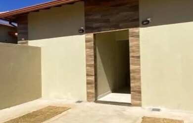 Imagem: A casa possui 2 Dormitórios, 2 Banheiros, 2 Vagas na garagem