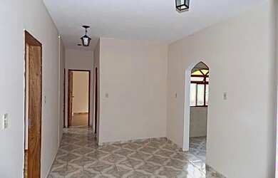 Imagem: A casa possui 3 Dormitórios, 1 Banheiro, 2 Vagas na garagem