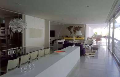 Imagem: A casa em condomínio possui 4 Dormitórios, 5 Banheiros, 600m²