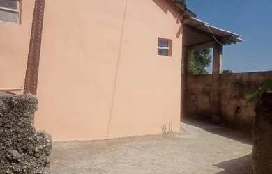 Imagem: A casa possui 2 Dormitórios, 1 Banheiro, 250m² de Área, Área