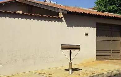 Imagem: A casa possui 3 Dormitórios, 3 Banheiros, 3 Vagas na garagem