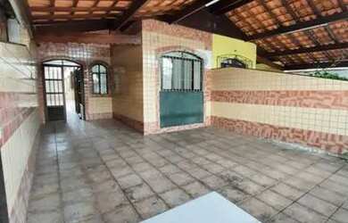 Imagem: A casa possui 2 Dormitórios, 3 Banheiros, 2 Vagas na garagem