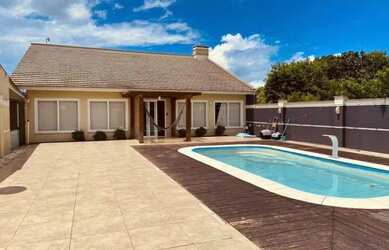 Imagem: A casa possui 2 Dormitórios, 1 Banheiro e 3 Vagas na garagem