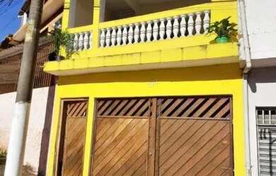 Imagem: A casa possui 5 Dormitórios, 1 Banheiro, 1 Vaga na garagem