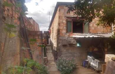 Imagem: A casa possui 2 Dormitórios, 1 Banheiro, 1 Vaga na garagem