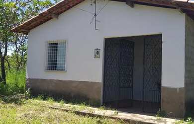 Imagem: A casa possui 3 Dormitórios, 1 Banheiro, 2 Vagas na garagem