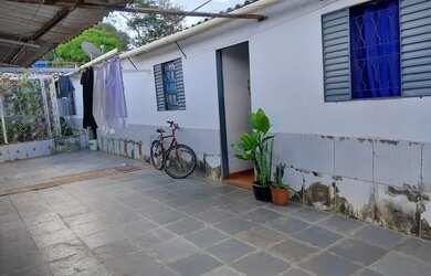 Imagem: A casa possui 2 Dormitórios, 1 Banheiro, 1 Vaga na garagem