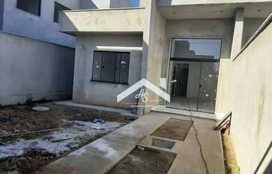 Imagem: A casa possui 3 Dormitórios, 2 Banheiros, 2 Vagas na garagem