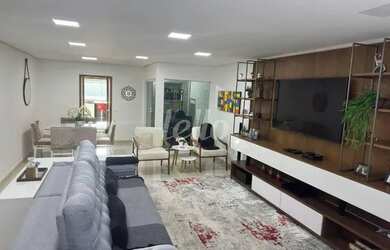 Imagem: A casa possui 4 Dormitórios, 5 Banheiros, 300m² de Área e