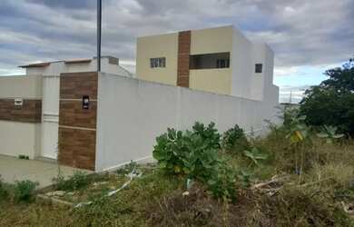 Imagem: A casa possui 4 Dormitórios, 2 Banheiros, 5 Vagas na garagem