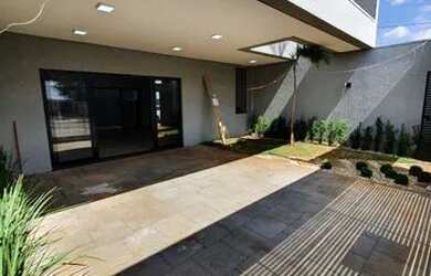 Imagem: A casa possui 3 Dormitórios, 4 Banheiros, 3 Vagas na garagem