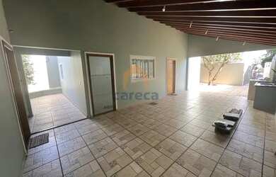 Imagem: A casa possui 3 Dormitórios, 2 Banheiros, 2 Vagas na garagem