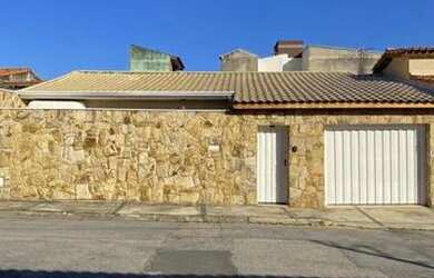 Imagem: A casa possui 3 Dormitórios, 2 Banheiros, 2 Vagas na garagem