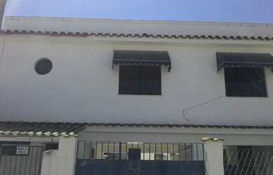 Imagem: A casa possui 1 Dormitório, 1 Banheiro, 1 Vaga na garagem e