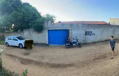 Imagem: A casa possui 3 Dormitórios, 2 Banheiros, 2 Vagas na garagem