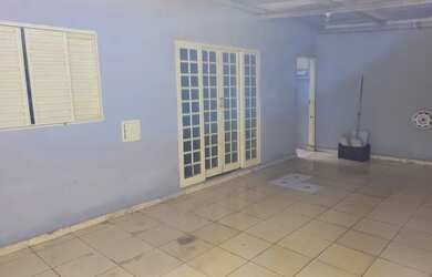 Imagem: A casa possui 3 Dormitórios, 1 Banheiro e está localizado