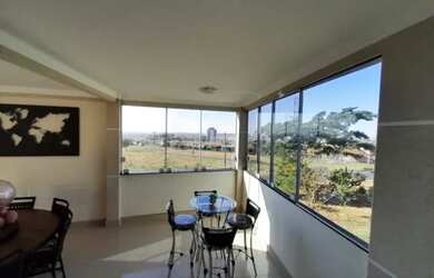 Imagem: A casa possui 4 Dormitórios, 5 Banheiros, 2 Vagas na garagem