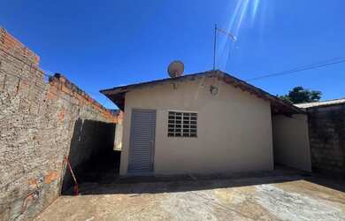 Imagem: A casa possui 2 Dormitórios, 1 Banheiro e está localizado