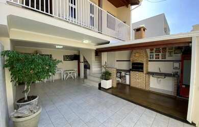 Imagem: A casa possui 3 Dormitórios, 3 Banheiros, 2 Vagas na garagem