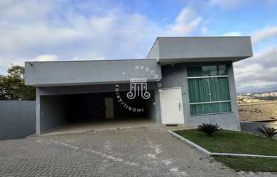 Imagem: A casa em condomínio possui 3 Dormitórios, 2 Banheiros, 4