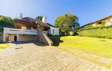 Imagem: A casa possui 4 Dormitórios, 5 Banheiros, 4 Vagas na garagem