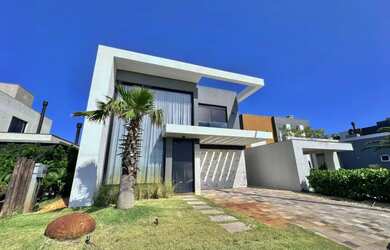 Imagem: A casa em condomínio possui 4 Dormitórios, 5 Banheiros, 2