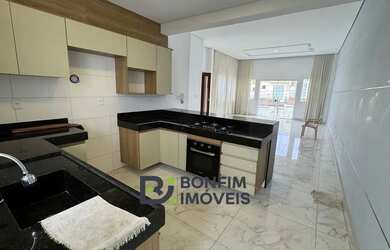 Imagem: A casa possui 3 Dormitórios, 3 Banheiros, 1 Vaga na garagem