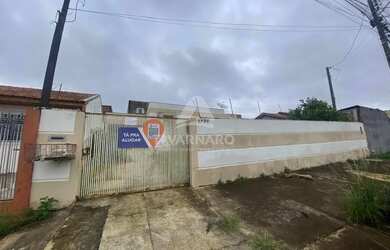 Imagem: A casa possui 3 Dormitórios, 1 Banheiro, 2 Vagas na garagem