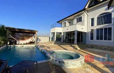 Imagem: A casa em condomínio possui 5 Dormitórios, 5 Banheiros, 2