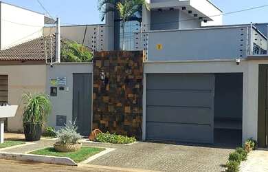 Imagem: A casa possui 3 Dormitórios, 3 Banheiros, 2 Vagas na garagem