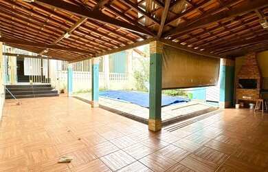 Imagem: A casa possui 3 Dormitórios, 5 Banheiros, 3 Vagas na garagem