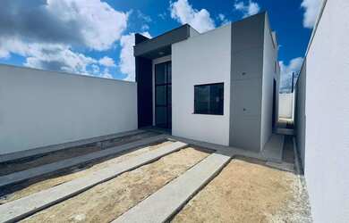 Imagem: A casa possui 2 Dormitórios, 2 Banheiros, 2 Vagas na garagem