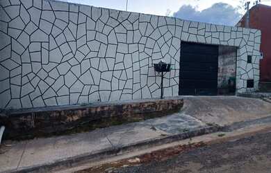 Imagem: A casa possui 3 Dormitórios, 1 Banheiro, 2 Vagas na garagem