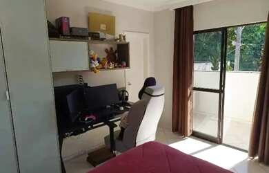 Imagem: A casa possui 4 Dormitórios, 5 Banheiros, 3 Vagas na garagem