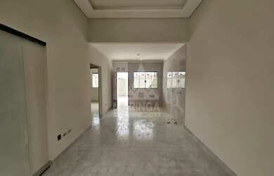 Imagem: A casa possui 3 Dormitórios, 1 Banheiro, 2 Vagas na garagem