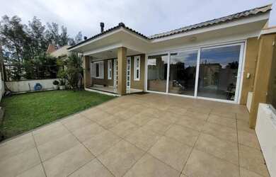 Imagem: A casa possui 3 Dormitórios, 2 Banheiros, 2 Vagas na garagem