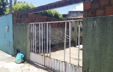 Imagem: A casa possui 2 Dormitórios, 1 Banheiro, 1 Vaga na garagem