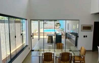 Imagem: A casa em condomínio possui 3 Dormitórios, 3 Banheiros, 4