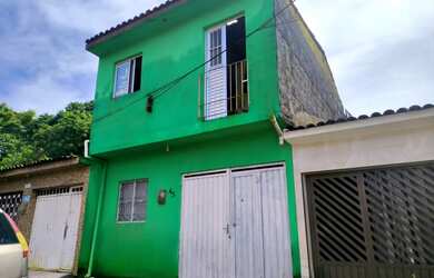 Imagem: A casa possui 4 Dormitórios, 2 Banheiros, 1 Vaga na garagem