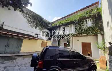 Imagem: A casa possui 3 Dormitórios, 5 Banheiros, 5 Vagas na garagem
