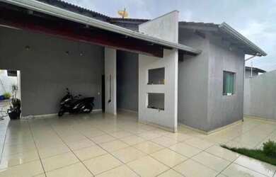 Imagem: A casa possui 2 Dormitórios, 1 Banheiro, 2 Vagas na garagem