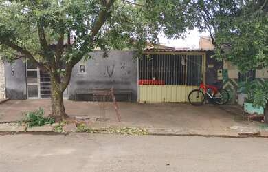 Imagem: A casa possui 2 Dormitórios, 2 Banheiros, 2 Vagas na garagem