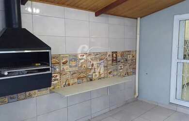 Imagem: A casa possui 3 Dormitórios, 2 Banheiros, 2 Vagas na garagem