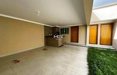 Imagem: A casa possui 3 Dormitórios, 2 Banheiros, 2 Vagas na garagem